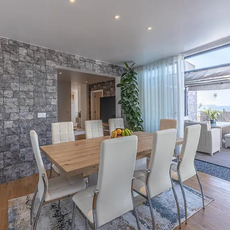 Flowers Island House 5 * Φουνκάλ