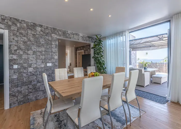 Flowers Island House 5 * Φουνκάλ