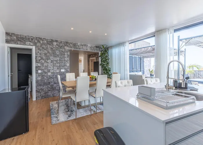 Flowers Island House 5 *